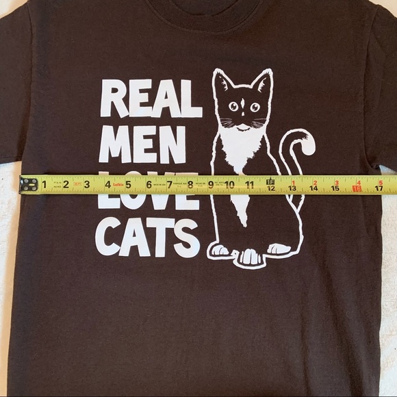 Real men love cats T-shirt size small - Picture 4 of 5